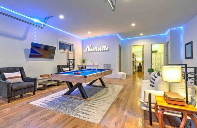 Large Luxury Home 13 Beds Pool Table Rooftop!