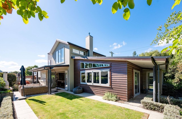 Large Luxury Lakefront Home.