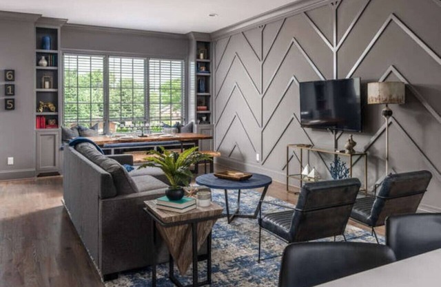 Large Marvelous Townhome - Downtown Location