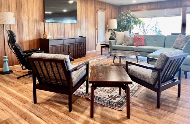 Large Mid-Century Modern Home Sleeps 12