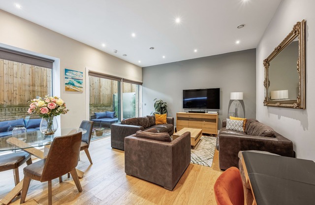 Large Modern 1 Bedroom Apartment (767 sq ft) in a New Build