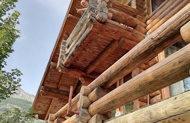 Large, modern, cosy log cabin for 2 or 3 families; sleeps 12