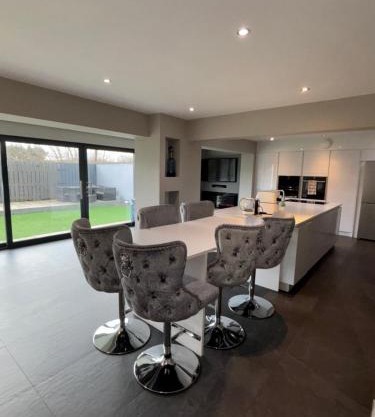 Large Modern Family Home in Murrayfield - Very close to City Centre - 10 mins by Direct Bus - Private Driveway & Garden