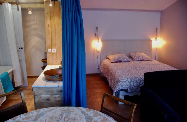 Large modern open plan studio quiet, swimming pool, trampoline, terrace, greenery
