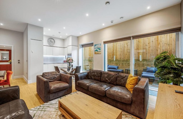 Large Modern One Bedroom Apartment (nearly 800 ft)