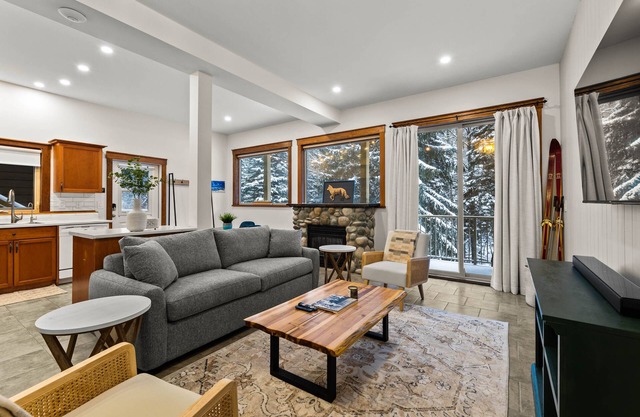 Large One Bedroom Suite - Private Hot Tub!