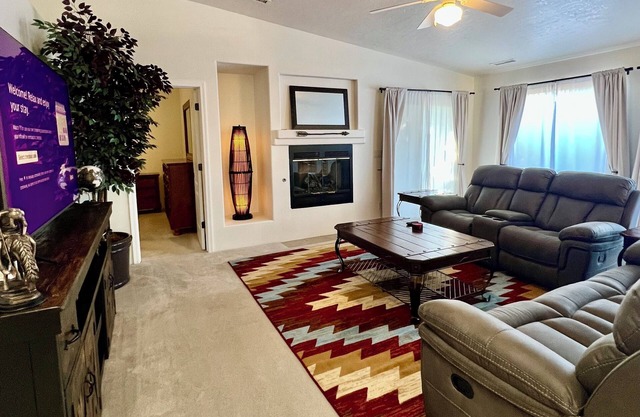 Large Prescott Home w/3-car Garage Central & Quiet