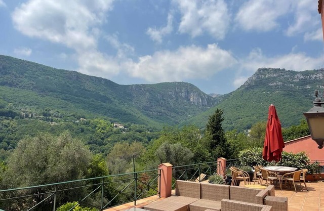 Large Private Villa - Pool, Tennis, New Aircon, w/8 bedrooms