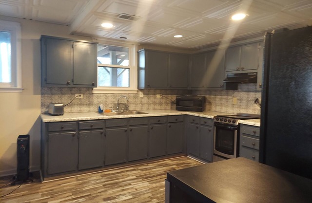 Large private daylit basement apartment in quiet Lilburn neighborhood