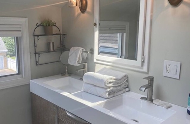 Large, Quiet and Sunny Studio Downtown Greenwich, CT