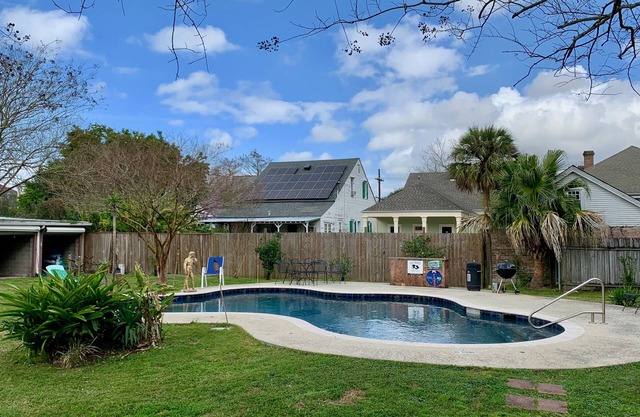 Large renovated Bywater apartment with a pool for 31 days or longer!