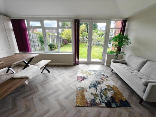 Large Spacious 4 Bedroom House Central Solihull- 10 Mins to NEC JLR BHX HS2 M42 Solihull Bypass and More - Driveway Parking X3