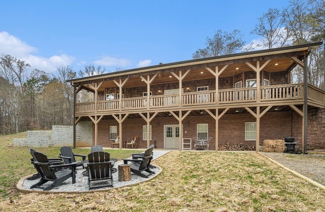 Large, Spacious Home with Rustic Style. 3/4 mile from LakePoint Sports Complex