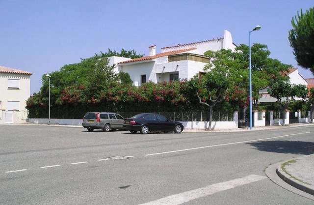 Large T2 ground floor in house 500m beach