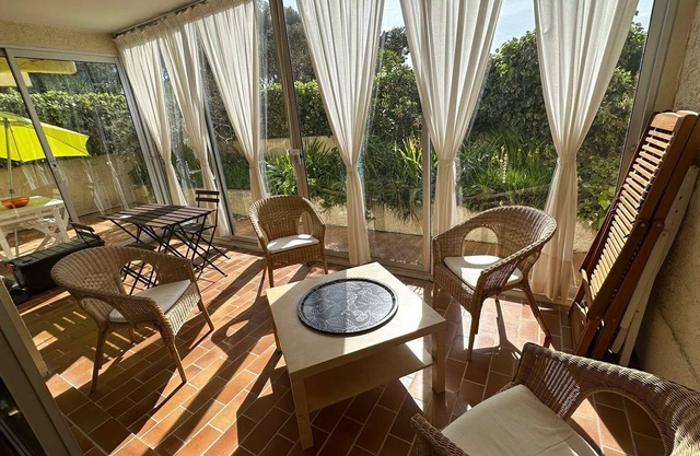 Large T2 with loggia and terrace near the port of Saint Mandrier and the beaches