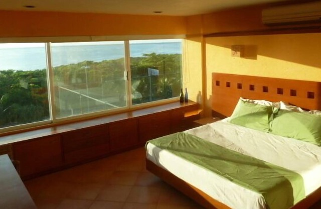 Large updated apartment overlooking the lagoon