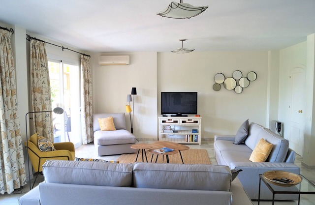 Large Villa, garden with swimming pool, jacuzzi, 5 bedrooms, up to 10 people