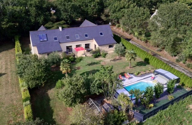 Large villa with covered pool close to the beach