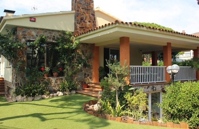 Large villa with garden and private pool 200m from the beach