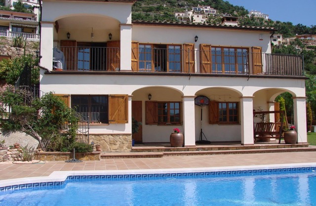 Large Villa with Heated pool 2km from beach suitable for families and groups