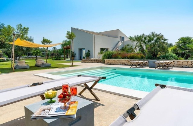 Large villa with pool near Syracuse for vacation rental