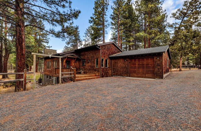 LARGE WATERFRONT HOME ON 8.5 ACRES-MOUNTAIN VIEWS & PRIVATE PICKLEBALL COURT!