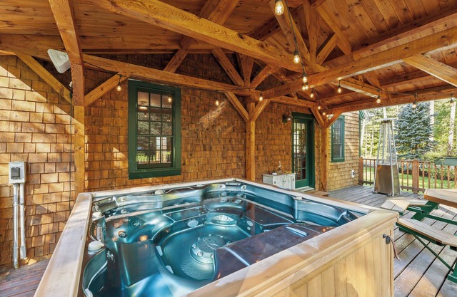 Large Well Equipped Pet Friendly Home with Hot Tub | Bank of NH Pavilion 19 mins | Iconic Fall Foliage Central location | Air Conditioning | Walk to Squam Lake Beach | Main Level Bedroom and Bathroom
