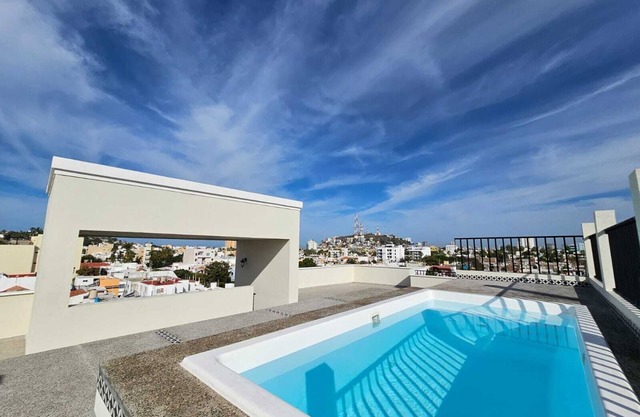 Las Hadas: City Condo with Pool