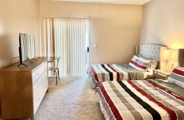 LAS VEGAS SPECTACULAR 2 BR CONDO! 5 MINS FROM THE STRIP