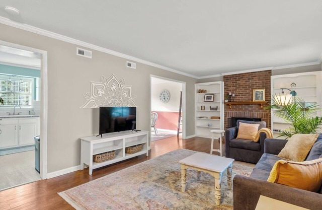 Lassiter St · Be Comfy in Bull City