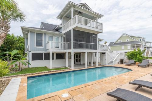 Latitude Adjustment - Private Pool!