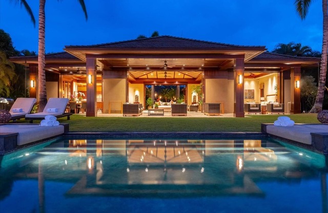 Laueki 5 – Ocean View Estate | Onsite Staff & Daily Housekeeping