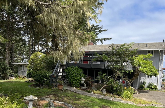 Laurel Cove Waterfront Home with Access to the Shoreline
