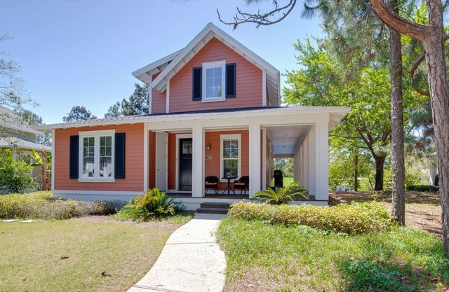 Laurel Grove Cottage, 2 GOLF CARTS, Beach Tram, Back Porch, Pool and Hot Tub.