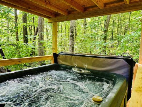 Laurelwood Luxury Cabin Hot Tub