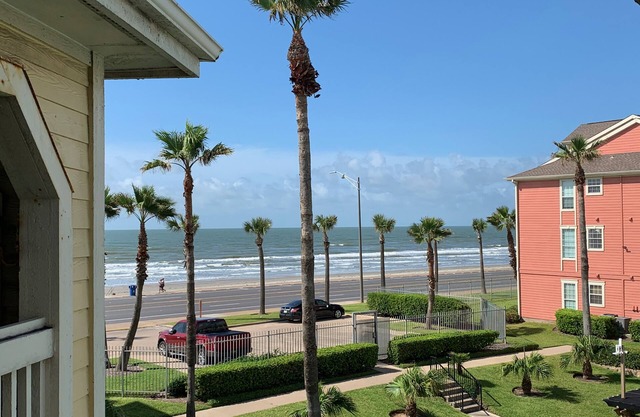 Laurie's Lookout - Executive Rental, Safe, Beach & Pool View, Top Floor