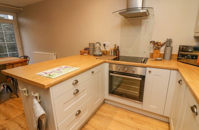 LAVENDER COTTAGE, pet friendly, with open fire in Sedbergh
