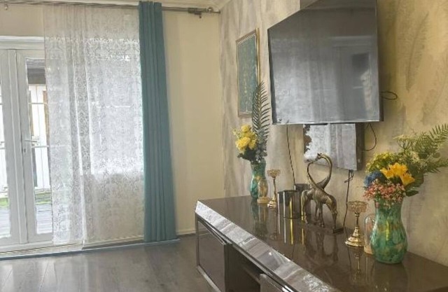 Lavish 3 story house : Double Room with Shared Bathroom
