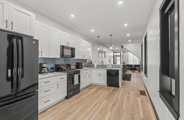 Lavish Family Friendly Retreat w/Pool Table & 85" TV