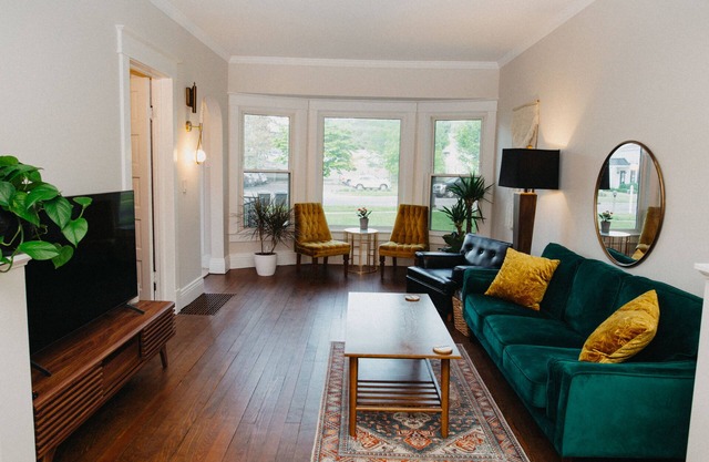 Lavish Lakeside Historic Home Downtown Stevensville- Beach/Wine/Wedding Country