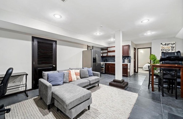 Lavish Near Lake Downtown & SOX #G