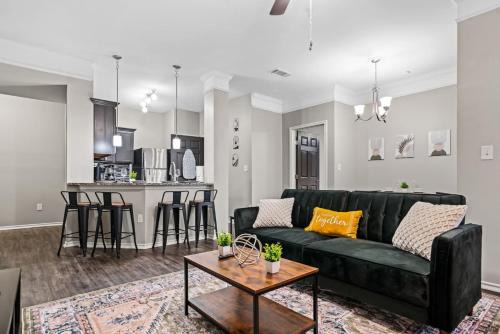 Lavish Retreat 2BR, 2BA Pool