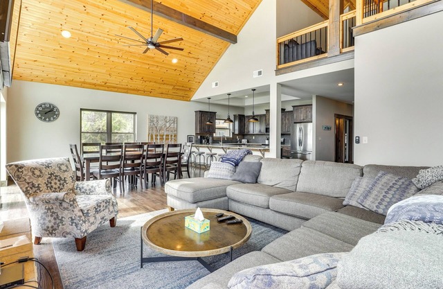 Lavish Retreat w/Decks, Steps to Table Rock Lake!