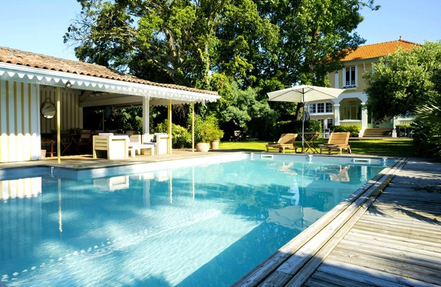 Lavish villa with pool in the front line of the Bay