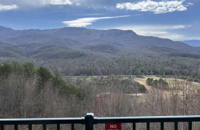 Lazy Bear Condo - Gorgeous View, 2 BR, Indoor Pool, 15 mins to Gatlinburg