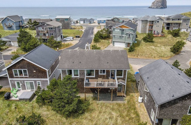 Lazy Days! 4 bed, steps to beach. Spacious. Dog Ok!