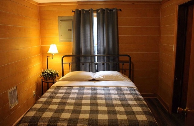 Lazy Lane Cabins - Shadow Wood Cottage