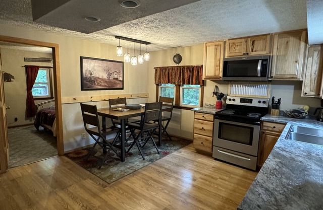 Lazy Lane Cabins - Bobcat Hideaway