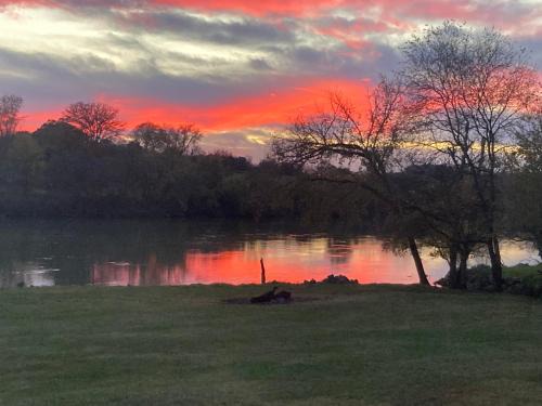 Lazy River Cabin, River Front, Hot Tub, WIFI, 685 in FREE Attraction tickets each paid day!