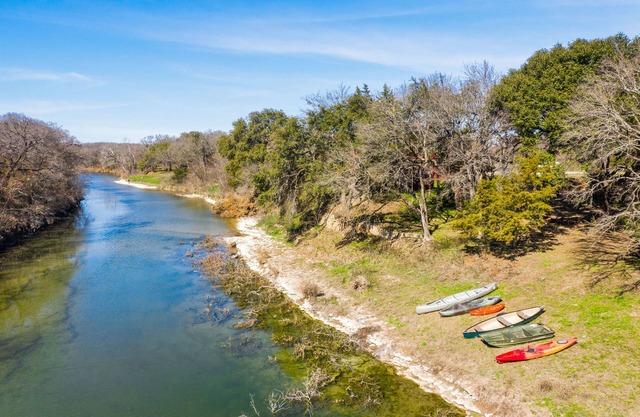 Lazy River Cottage on the Middle Bosque River - kayaks and boats available.